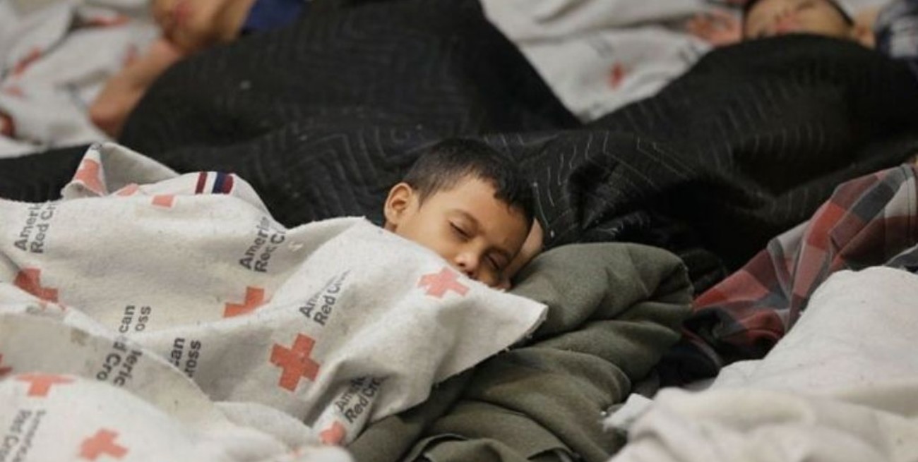 Es "abrumador" el número de niños que están cruzando solos la frontera en EE UU