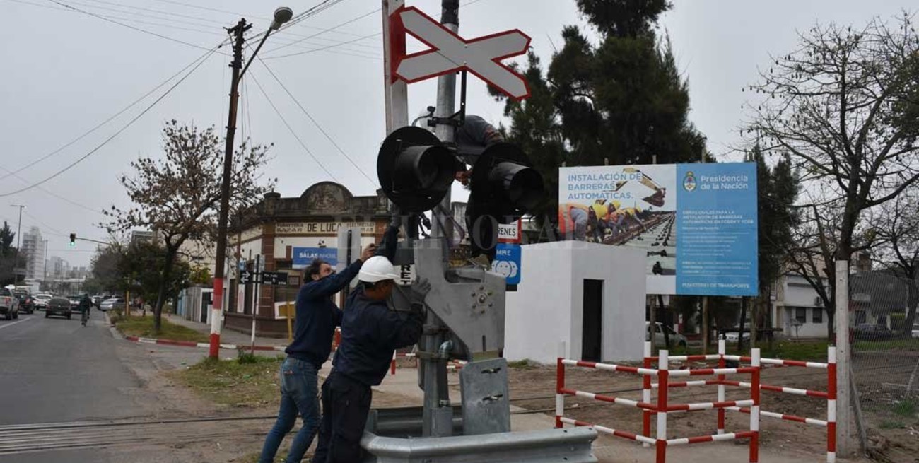 Las barreras ferroviarias todavía no funcionan pero provocaron un accidente