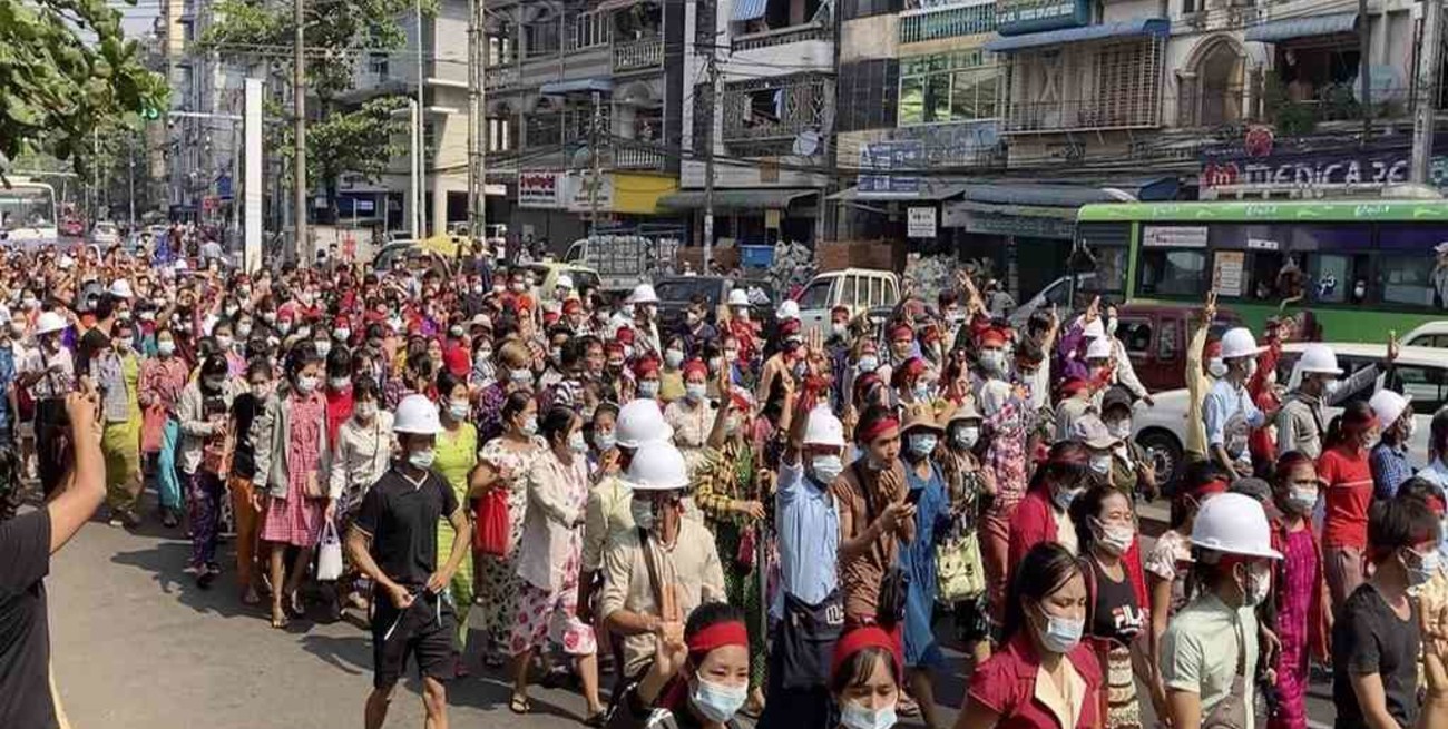 Pese a la represión, una multitud de personas marcharon en Birmania 