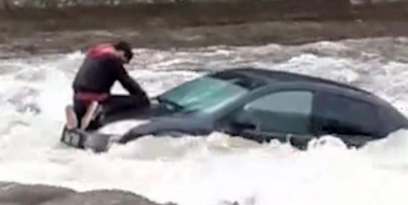 Video: quisieron cruzar un vado en Calamuchita y el río les atrapó el auto