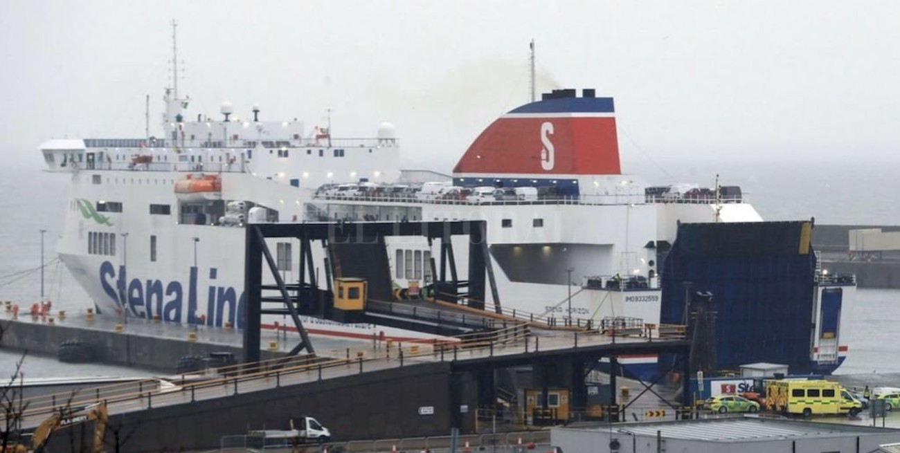 Hallaron 16 migrantes encerrados en un contenedor que iba a Irlanda