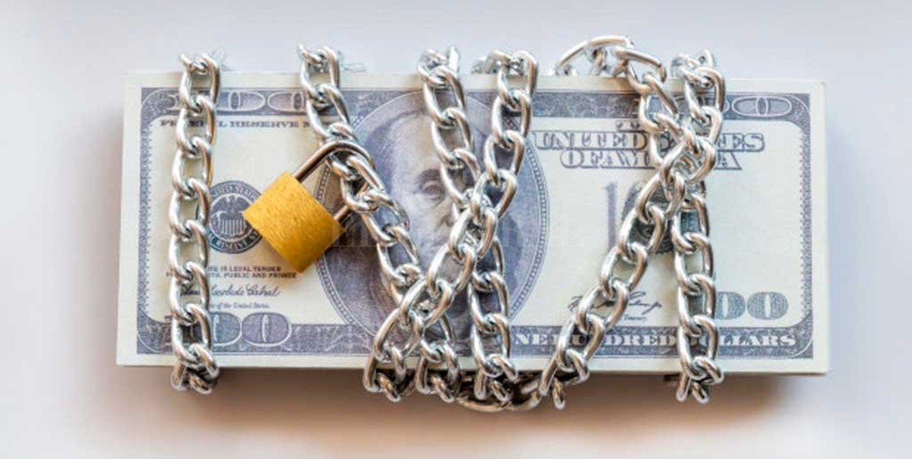 Nuevas restricciones a la compra de dólares: qué dicen los economistas