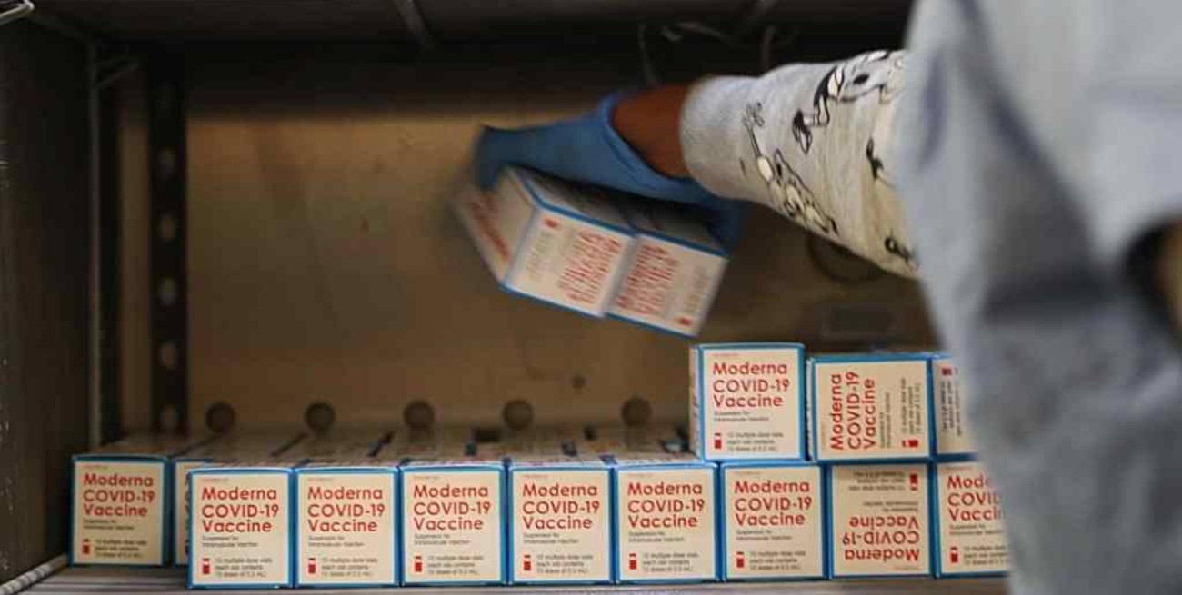 Un empleado dañó 500 dosis de la vacuna Moderna contra el coronavirus