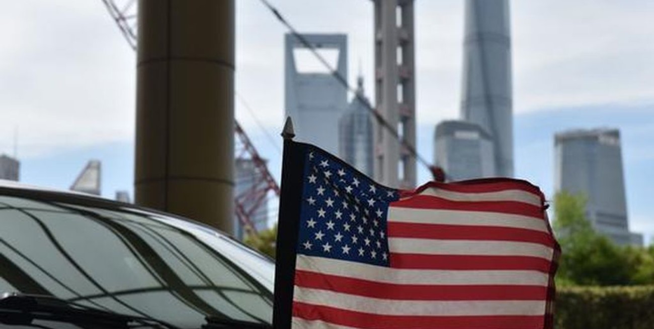 Trump anuncia tasa del 10% a productos chinos