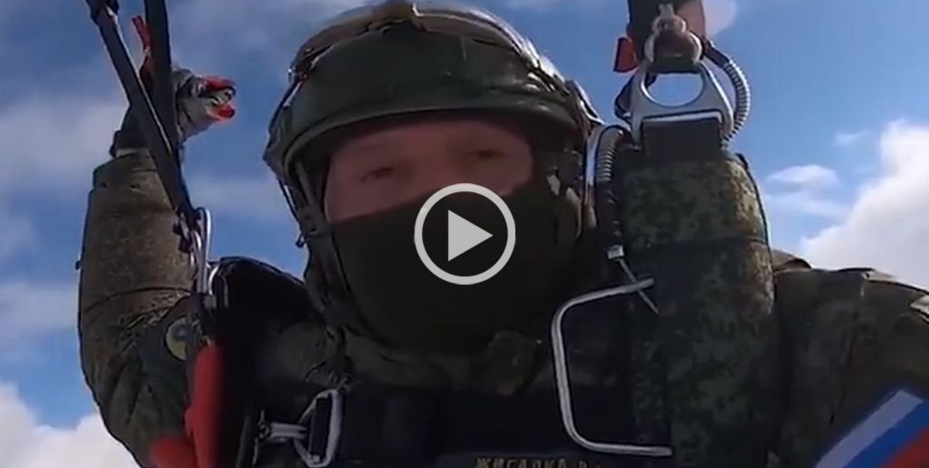 Un mensaje para las mujeres por paracaidistas de las Fuerzas Aerotransportadas de Rusia
