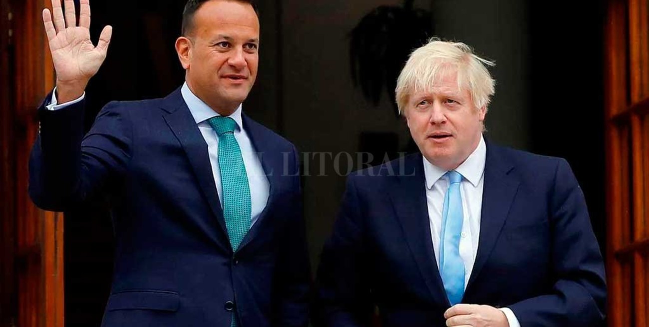 Johnson y Varadkar ven un "camino posible" para un Brexit con acuerdo