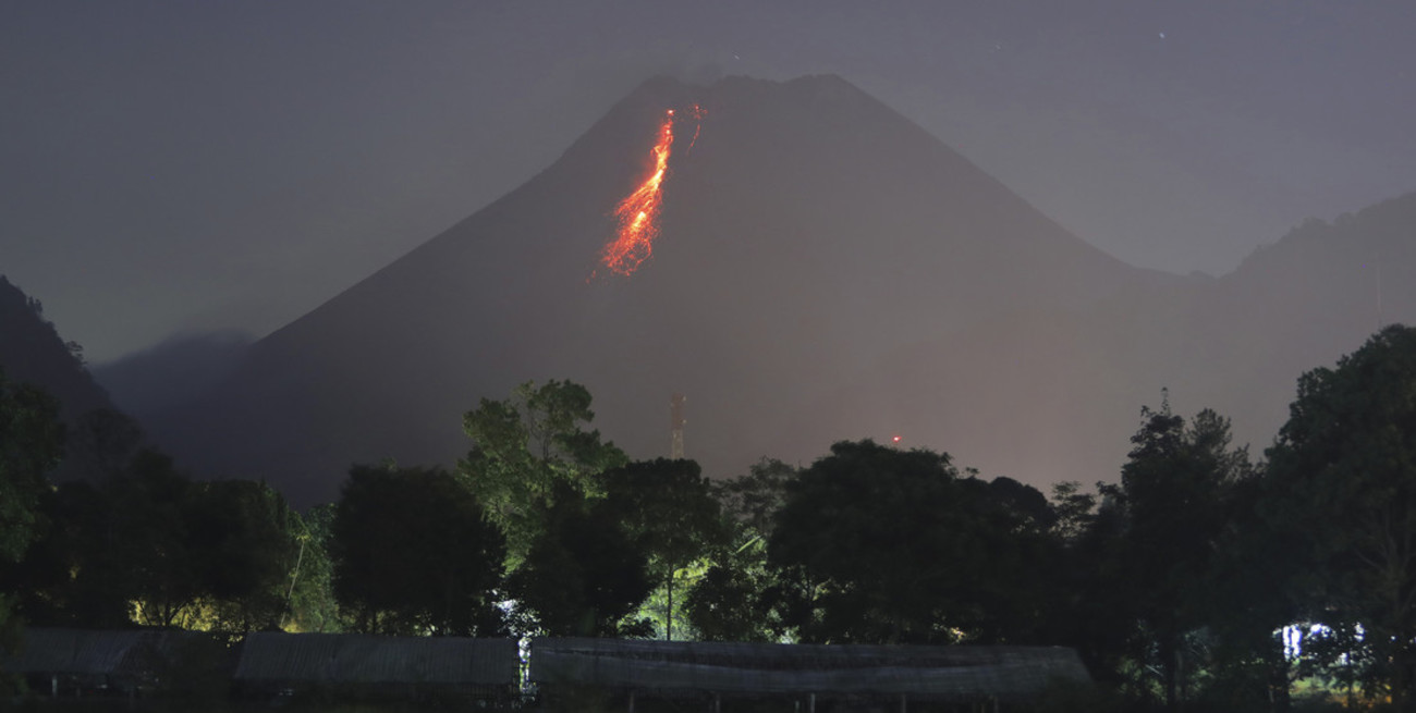 Entra en erupción un volcán en Indonesia