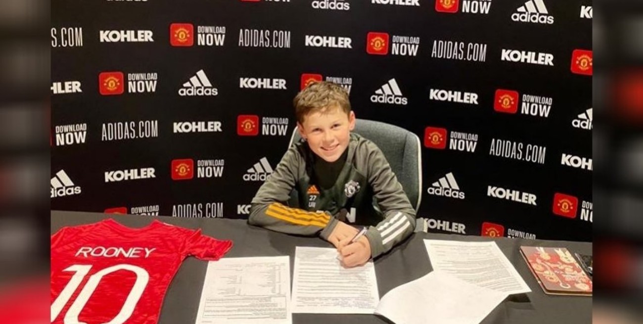 El hijo de 11 años de inglés Wayne Rooney firmó contrato con Manchester United