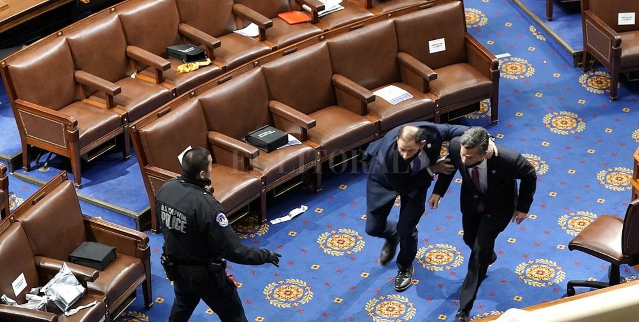 El Congreso, bajo asedio de protestas pro Trump, suspende la certificación del triunfo de Biden