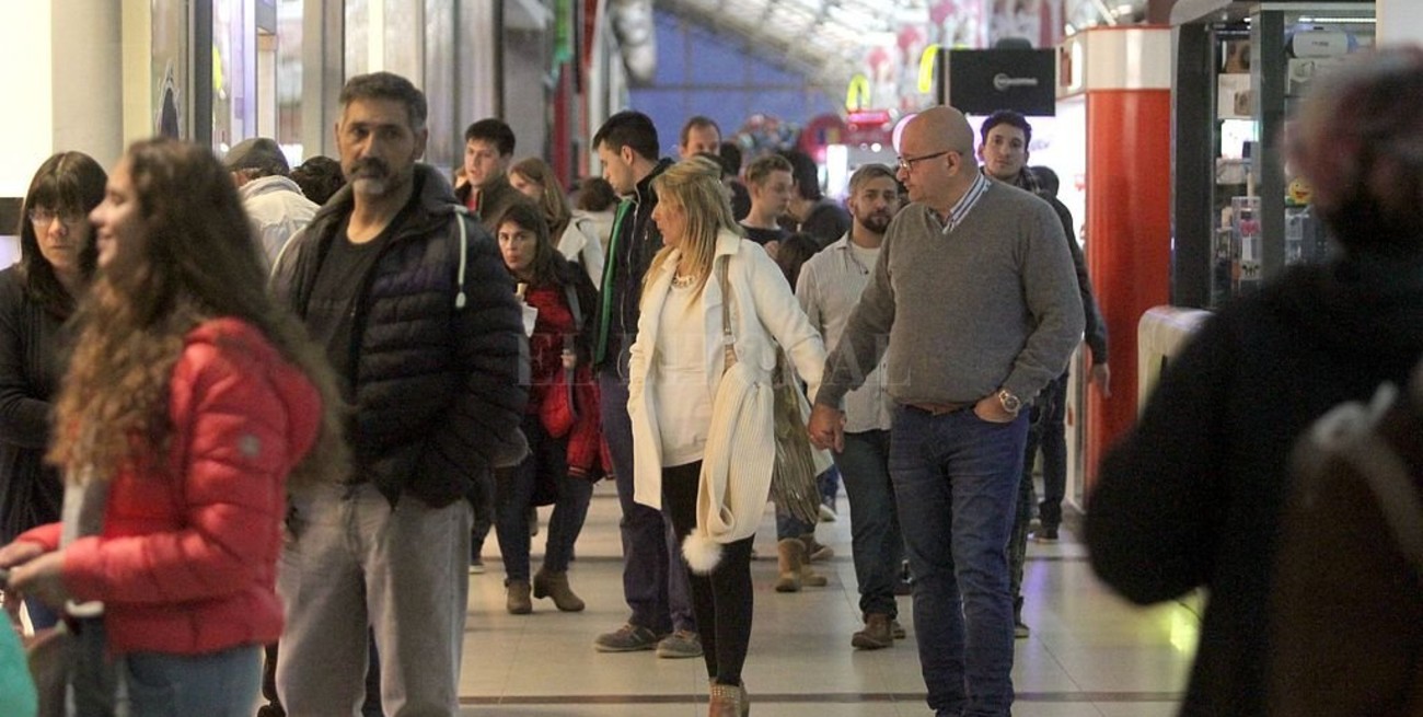 Las ventas en supermercados y shoppings cayeron en abril 12,6% y 22,9% interanual