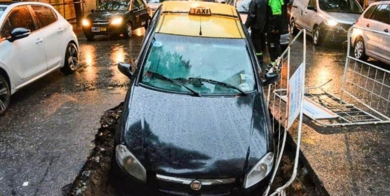 Un taxi de Rosario cayó en un pozo de Aguas Santafesinas
