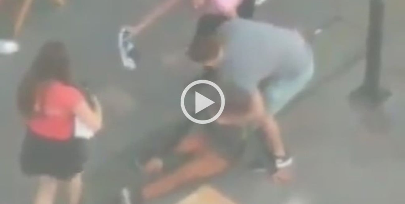 Video: robó un par de zapatillas y un ex campeón de artes marciales lo detuvo