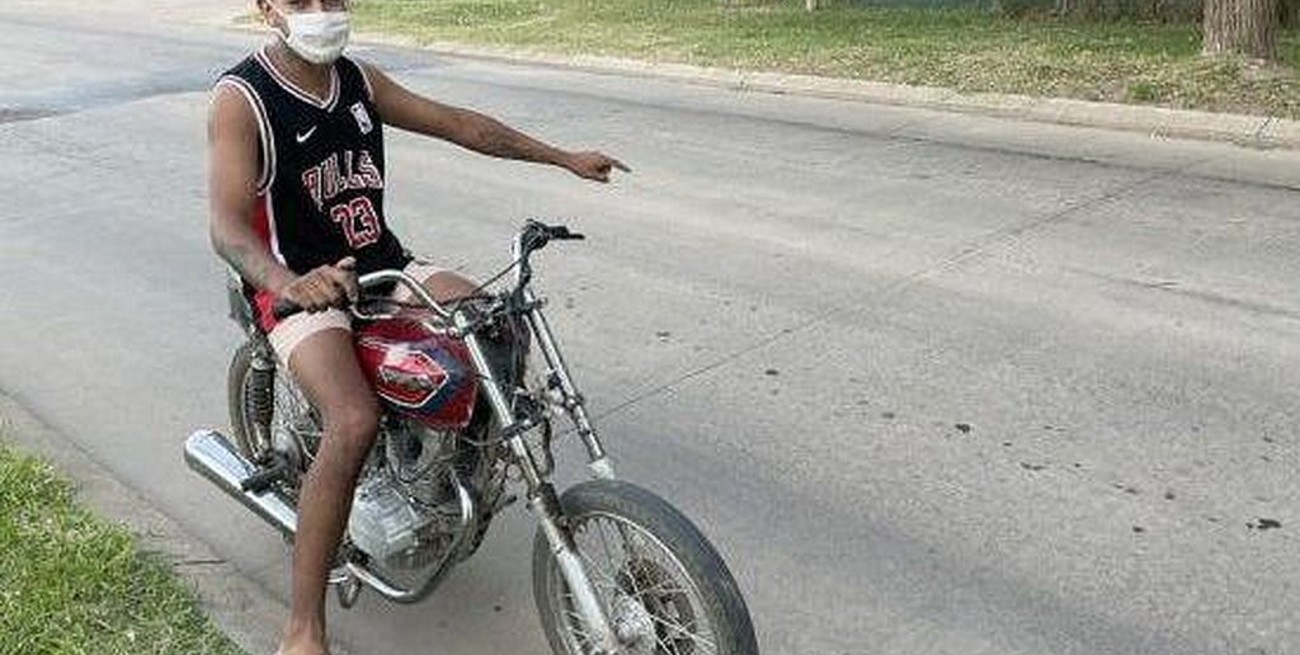 Encontró una bolsa con plata en Rosario y busca a sus dueños para devolvérsela