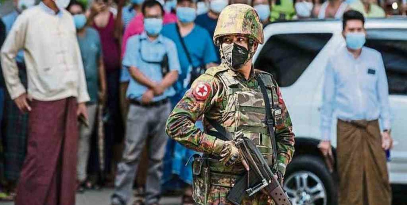 Birmania: el Ejército detuvo a once funcionarios, y emitió órdenes de arresto contra seis famosos