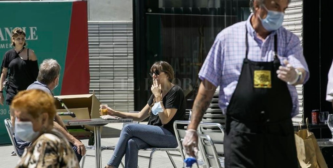 Buscan prohibir fumar en la calle en toda España