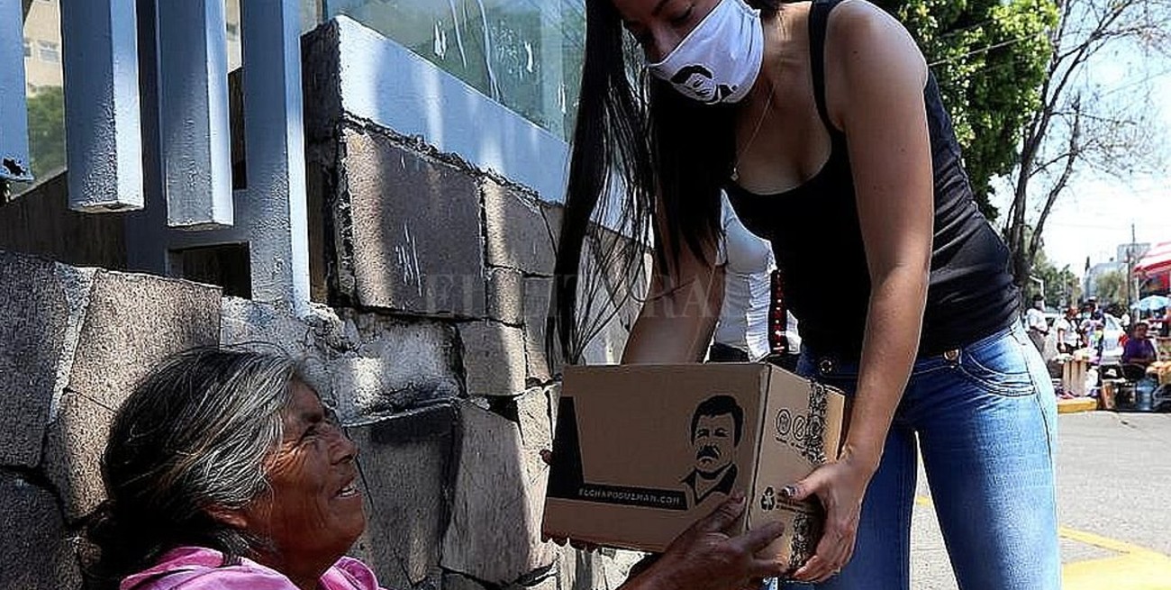 La familia de "El Chapo" Guzmán reparte mercadería a los pobres de Jalisco