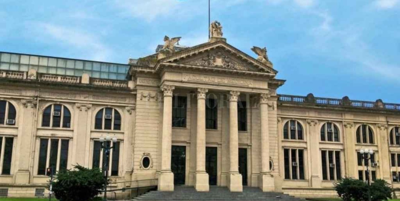 La Universidad Nacional de Rosario restituyó legajos de víctimas de la última dictadura