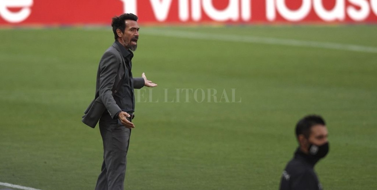 Eduardo Domínguez: "Es difícil jugar contra las corporaciones" 