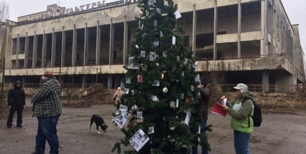 Levantaron un árbol de Navidad cerca de Chernobyl por primera vez desde la tragedia nuclear
