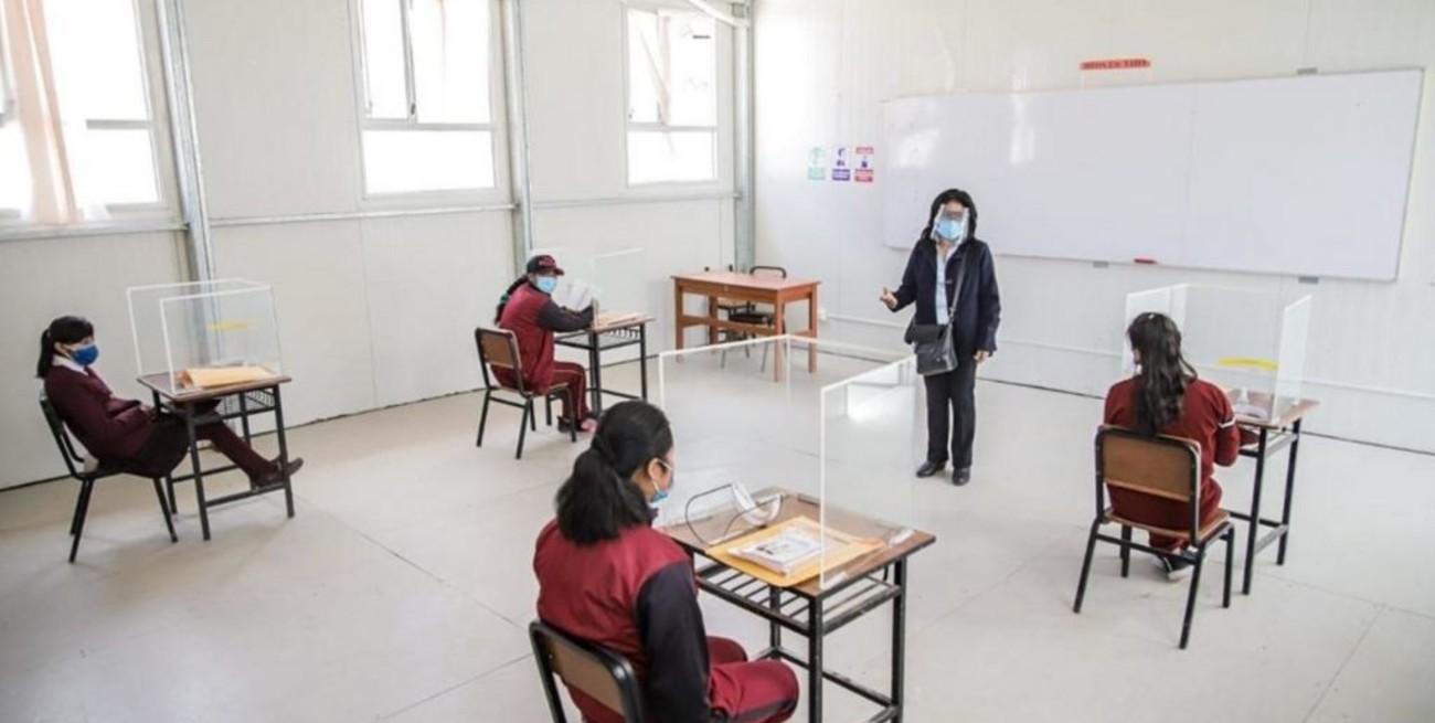 Vacunarán a docentes en febrero para que las clases se inicien "con la mayor presencialidad posible"