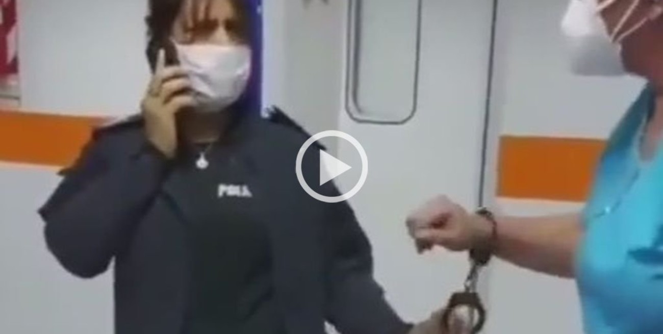 Video: denuncian que una policía esposó a una enfermera para obligarla a atender a un detenido