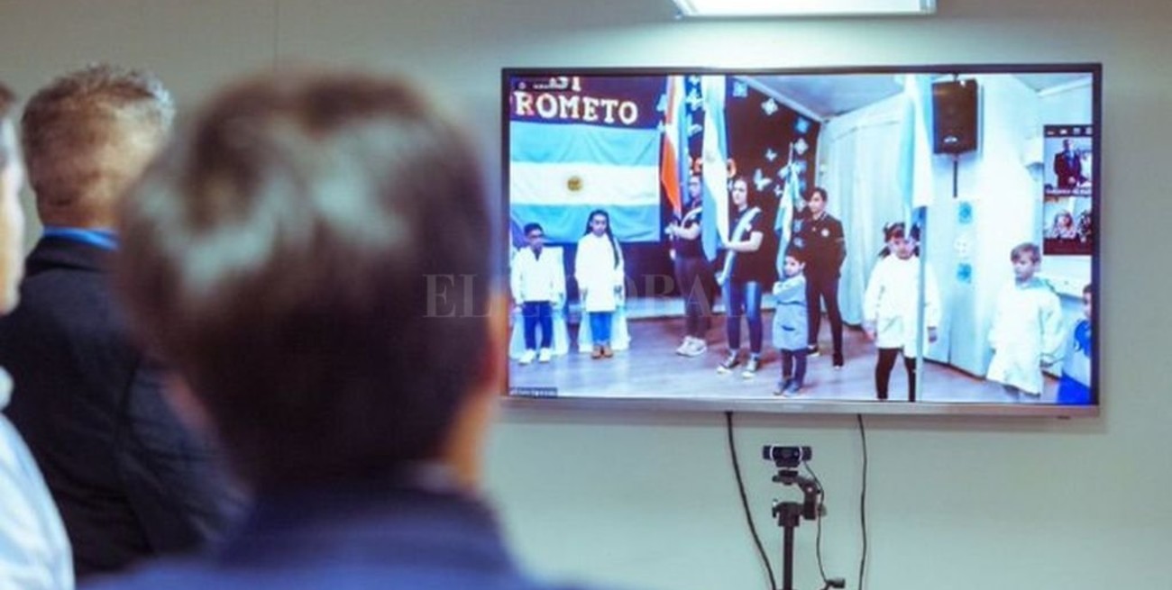 Dos estudiantes prometieron lealtad a la bandera argentina en la escuela de la Antártida