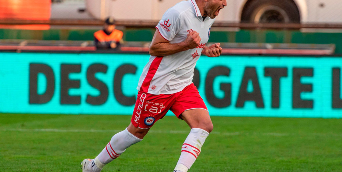 Pese a estar suspendido, Santiago Silva afirmó que no se retira del fútbol profesional