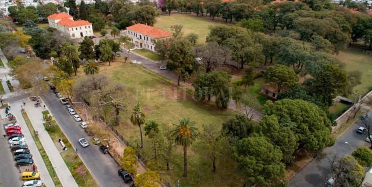 Fiesta clandestina en el Liceo Militar: la policía fue a controlar pero no los dejaron entrar