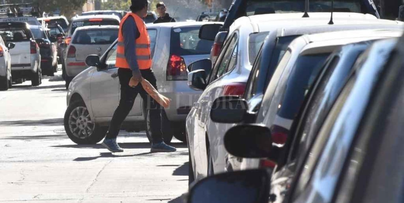 Solicitan saber en qué quedó la ordenanza que regula la actividad de los cuidacoches  