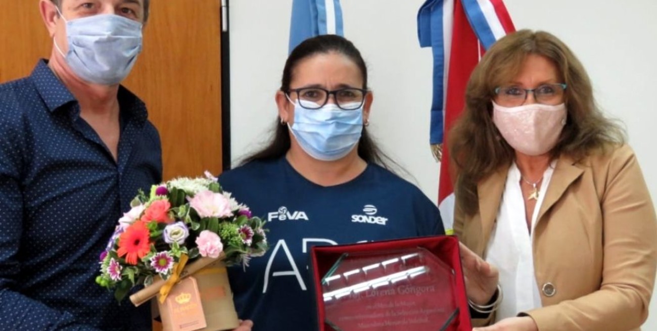La provincia reconoció a la entrenadora de vóley Lorena Góngora 