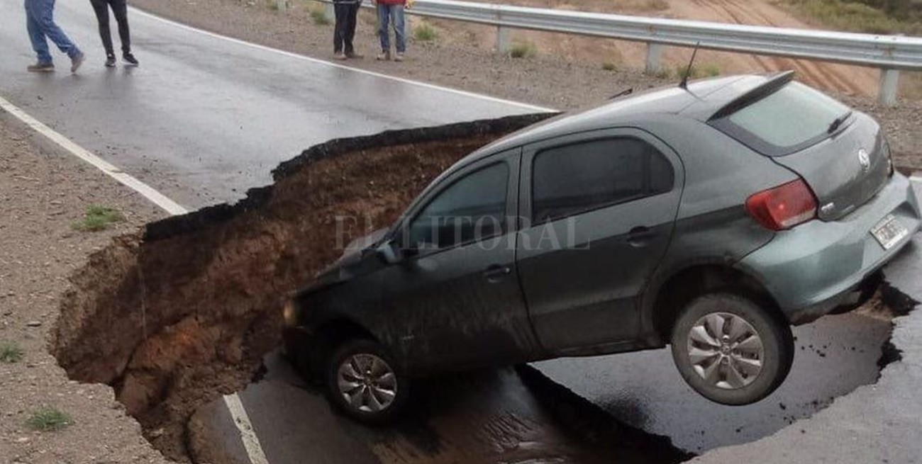 Neuquén: el asfalto "se tragó" a un automóvil