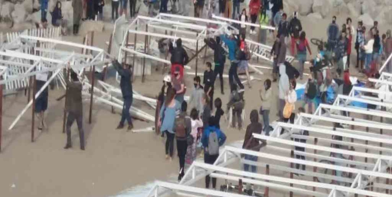 Mar del Plata: una protesta en reclamo por la privatización de las playas terminó con destrozos en un balneario