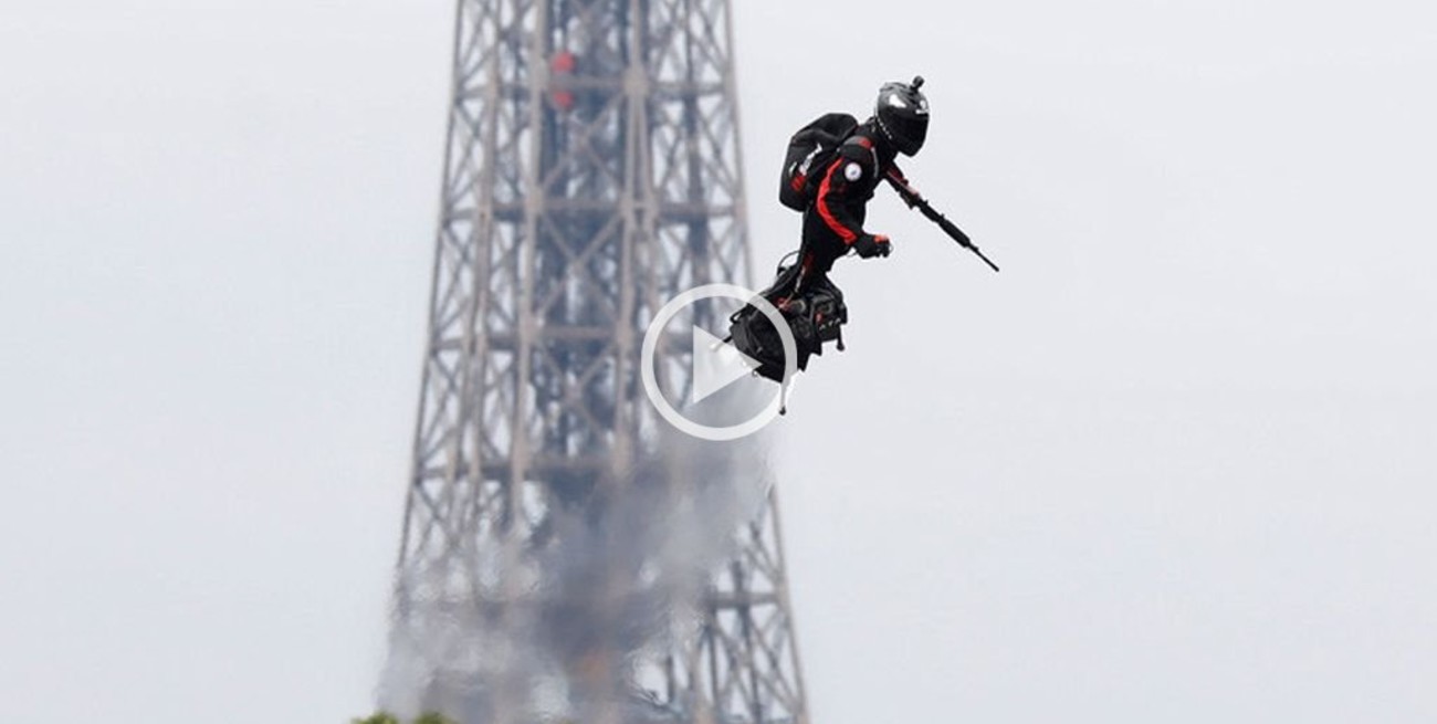 Un "soldado volador" sorprendió a todos en Francia durante un desfile
