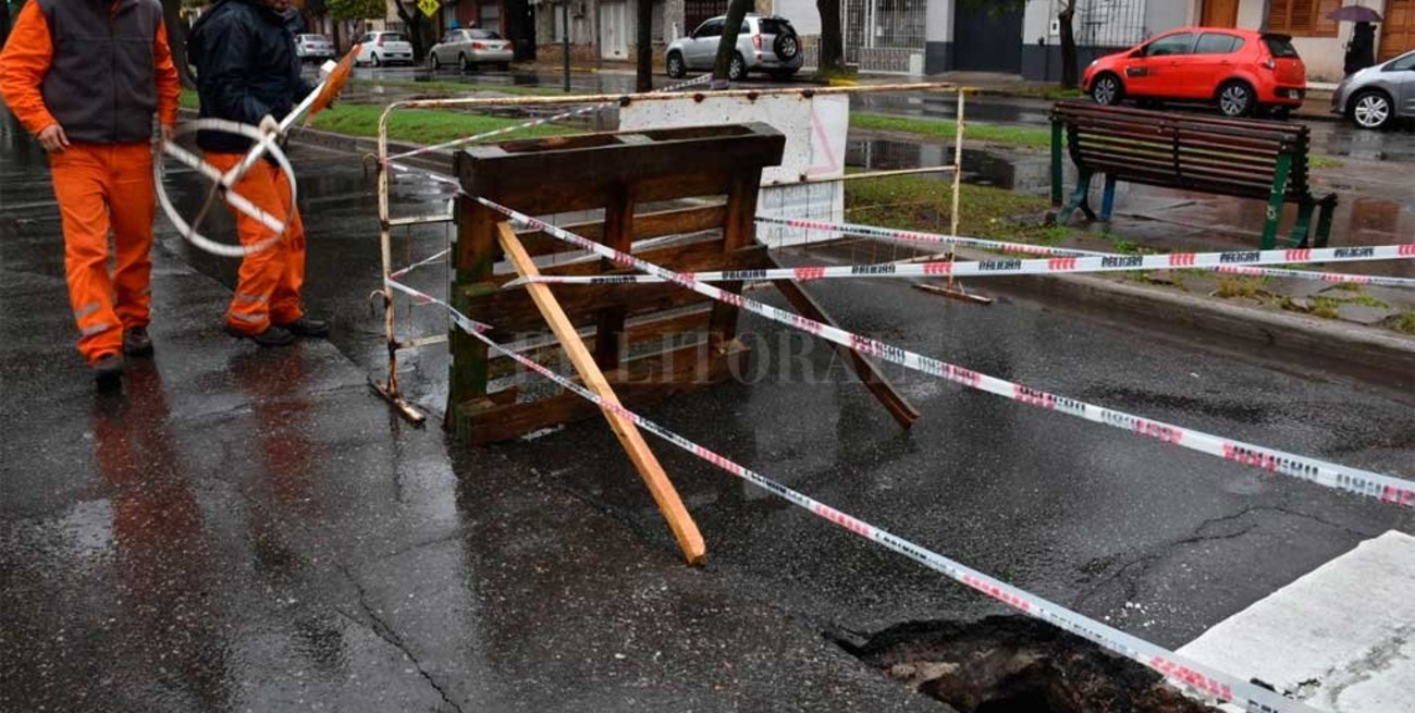 Precaución automovilistas: se hundió el pavimento en la Avenida J.J Paso