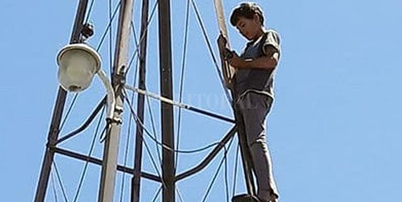 Crónicas del atraso: la historia de Gualterio, el gurí que buscaba señal desde un molino para entregar la tarea