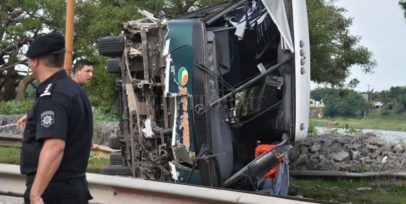 Fotos: impactante vuelco de un colectivo en avenida de la Constitución