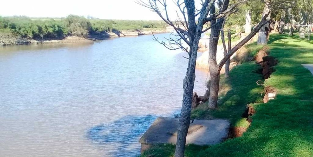 Por la bajante, se desmoronó la barranca del camping de Monje