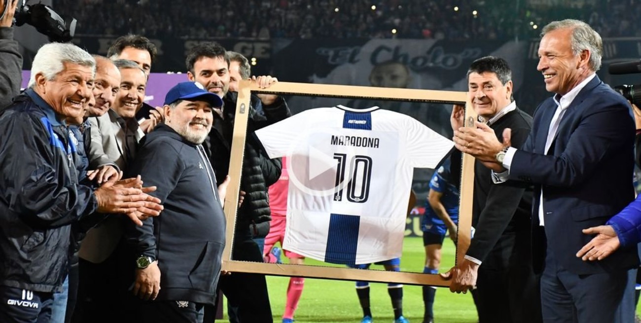 Maradona fue homenajeado en el Kempes en la previa de Talleres-Gimnasia