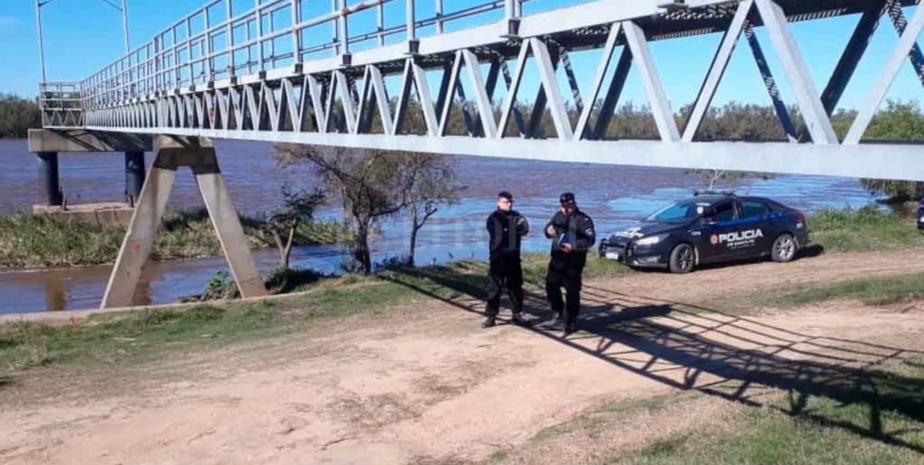 El cuerpo del joven hallado en el río Colastiné tenía los pies atados