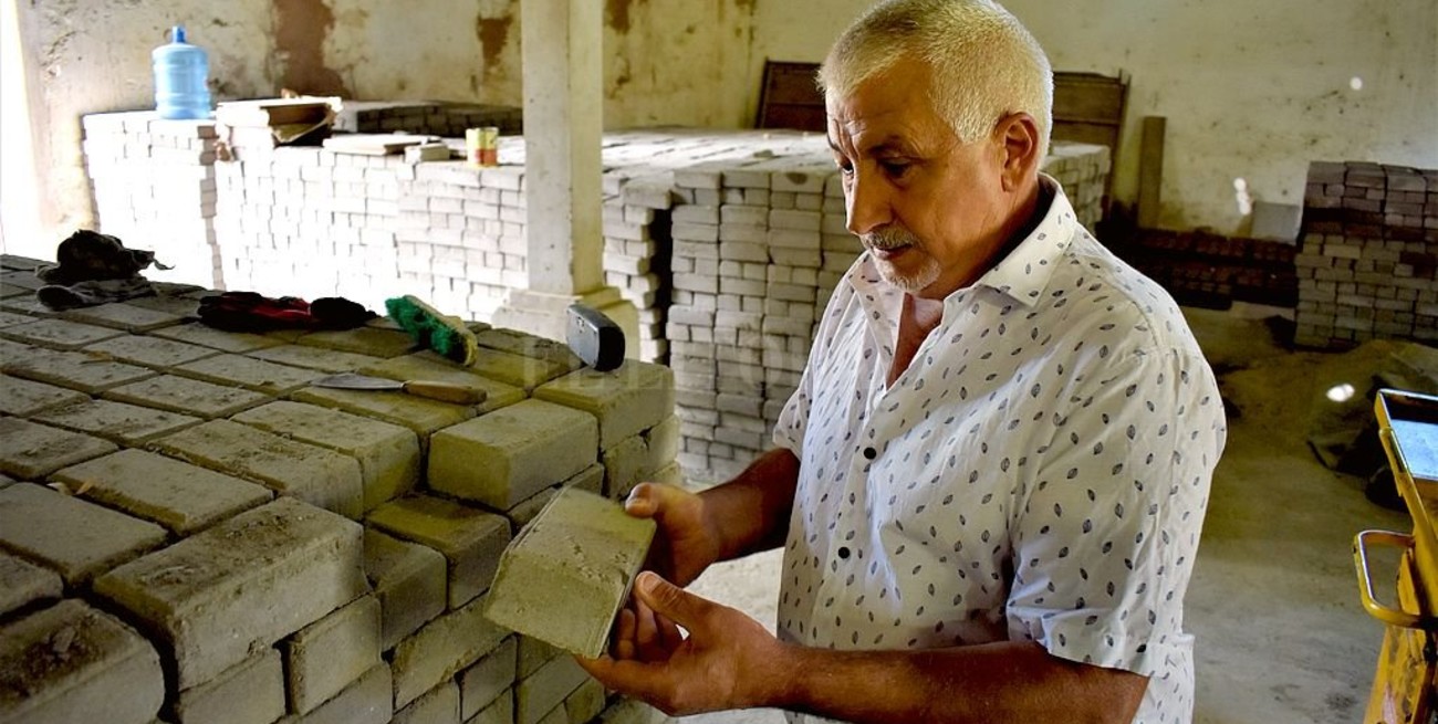 Con una "bloquera" comunal, un pueblo santafesino equipa plazas, hace calles y mejora los desagües