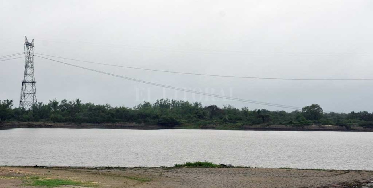 Elevan los cables de alta tensión sobre el río Coronda para garantizar la navegación