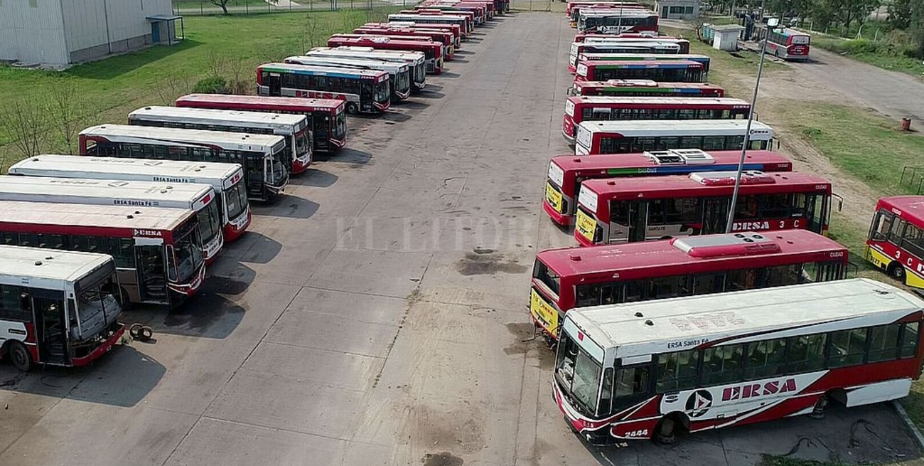 Colectivos: el municipio "recogió el guante" de las empresas y dice que busca una salida