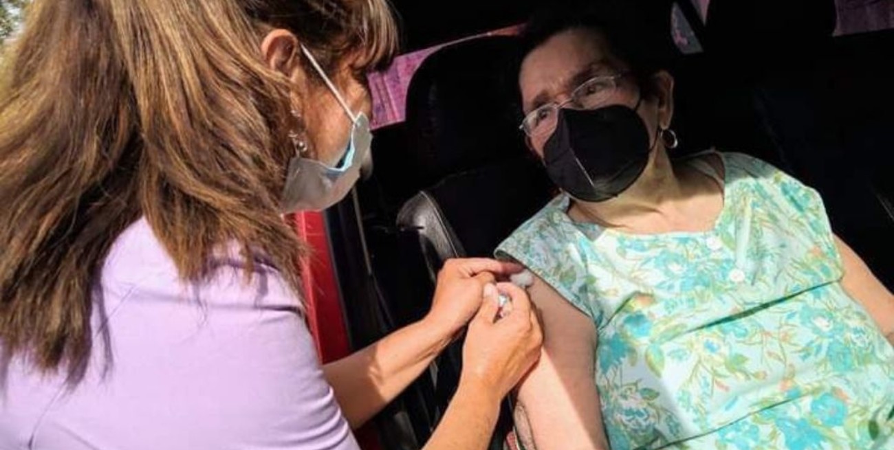 El gobierno de Corrientes afirma que vacunó casi a la mitad de los mayores de 65 años