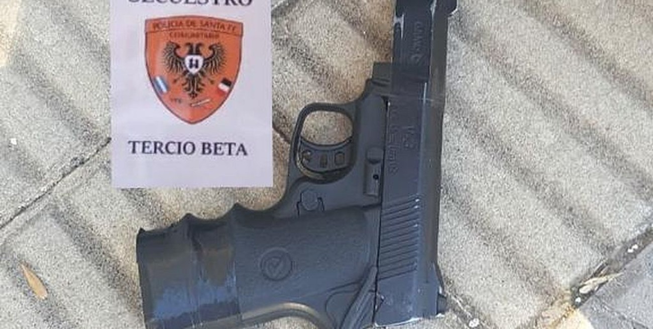 Chocó y tenía una réplica de pistola