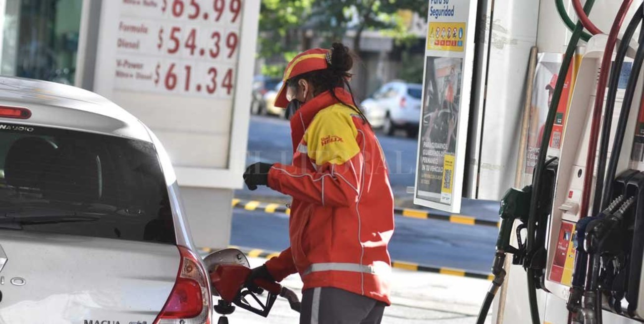 El gobierno analiza cuánto y cuándo aumentará el precio de  la nafta