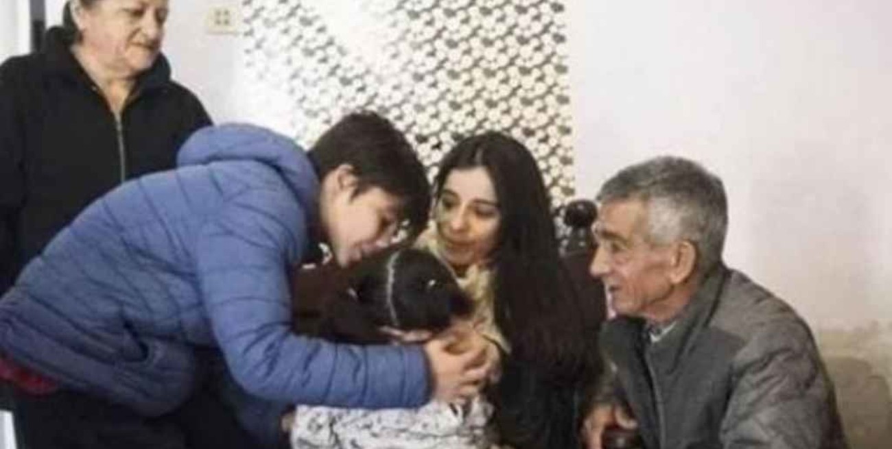 Adoptó a una nena abandonada aunque sabía que se iba a morir