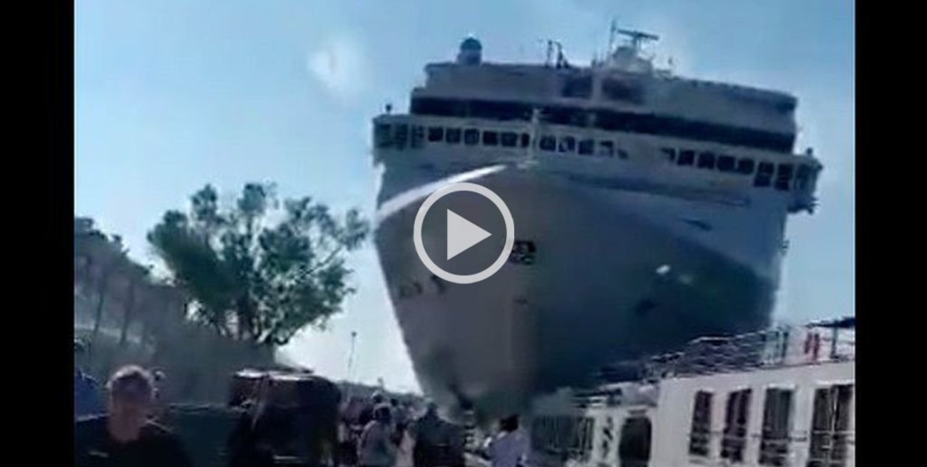 Video: Un crucero chocó contra un buque en Venecia