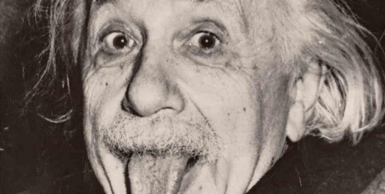 Subastan la copia más antigua de la foto de Einstein sacando la lengua