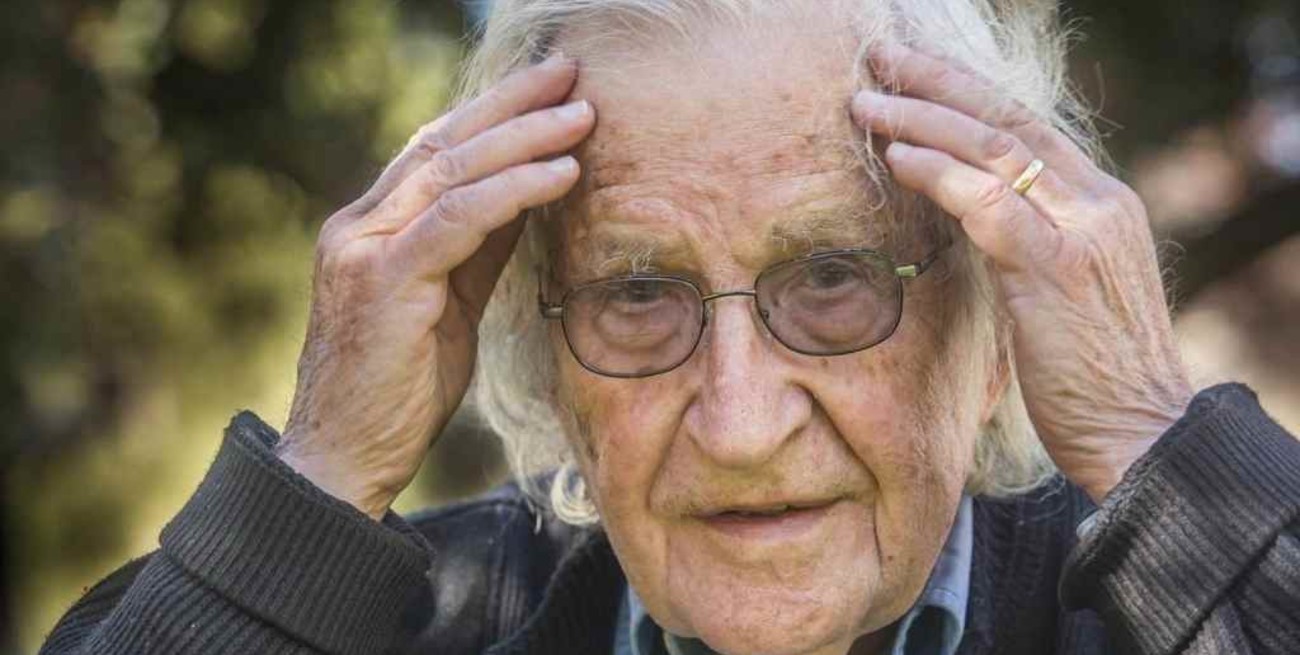 La esposa de Noam Chomsky desmintió rumores sobre la muerte del lingüista