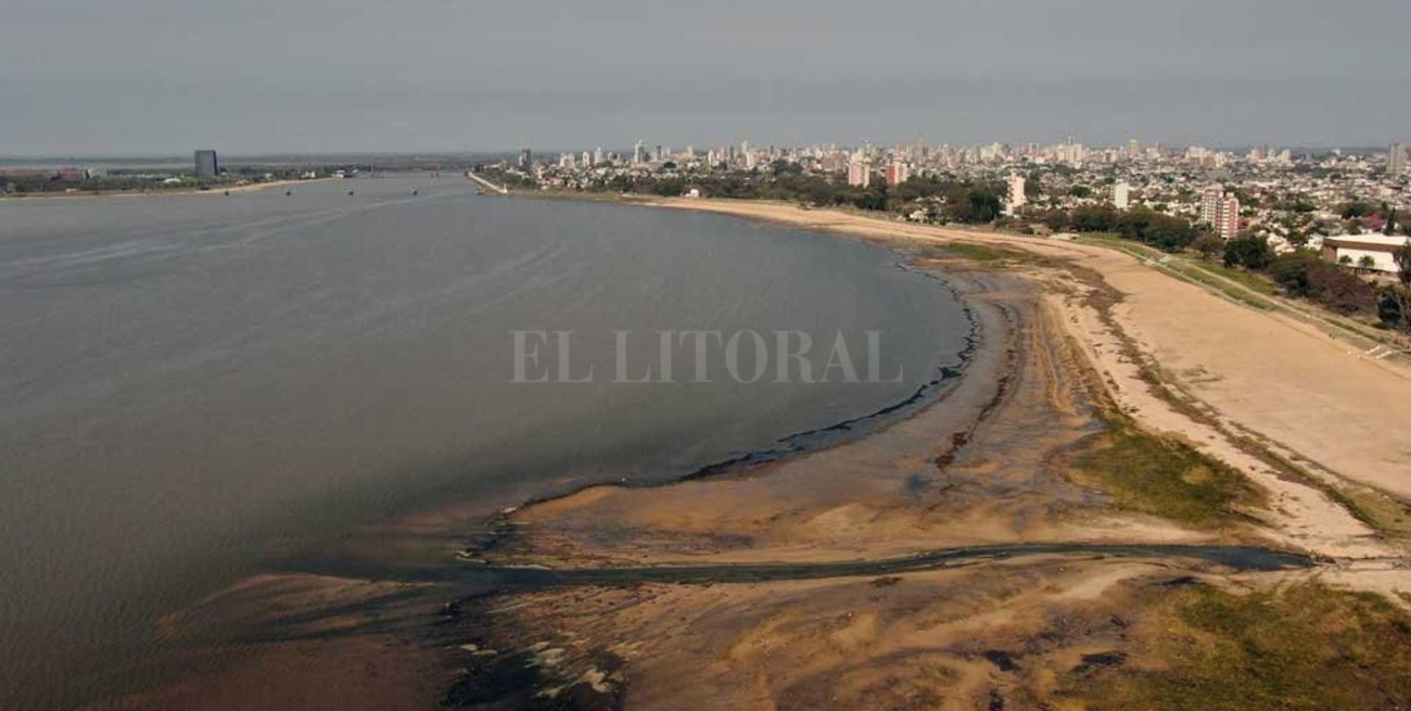 Una hidróloga detectó desagües activos en la Costanera cuando no llueve